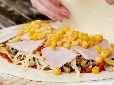 Кальцоне с грибами и ветчиной