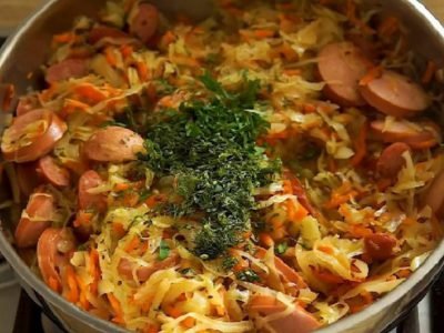 Капуста с колбасками