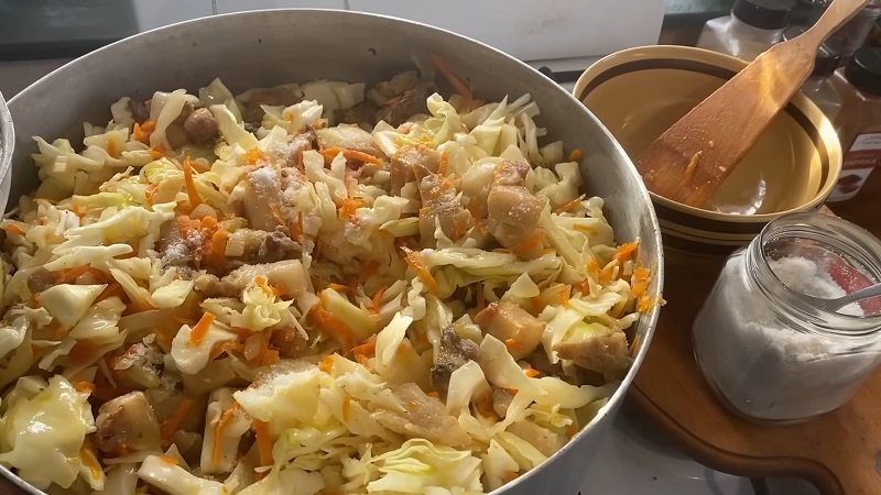 свежая капуста со шкварками