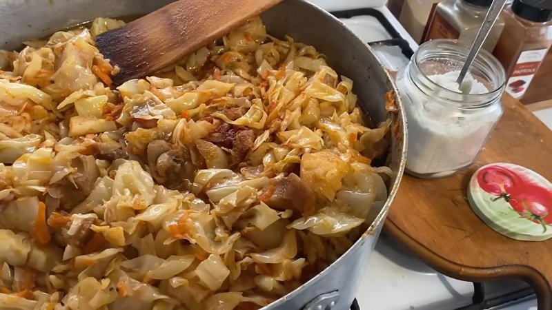 тушенная капуста со шкварками