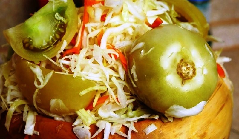 готовая капуста с помидорами