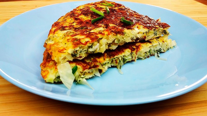 готовая капустная лепешка с сыром