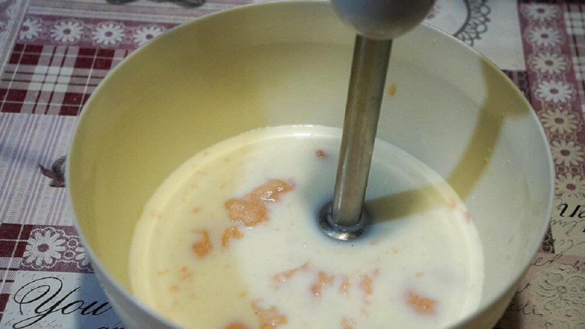 добавление молока и манки