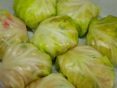 «Капустные бомбочки» с куриной начинкой в духовке