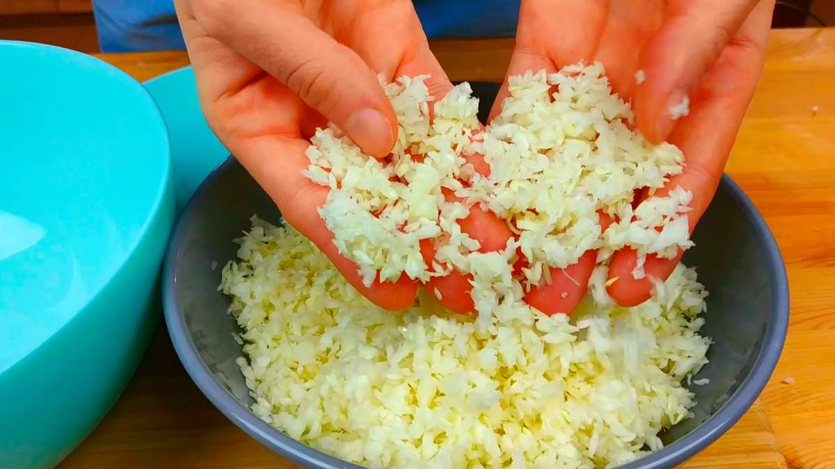 Капустные оладьи на сковороде: рецепт на каждый день - Со Вкусом