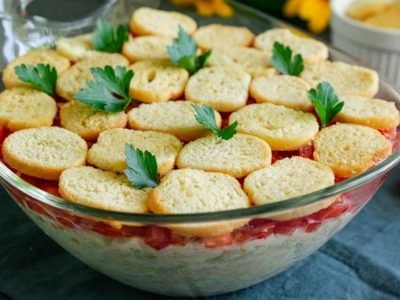 Капустный салат с ветчиной и сухариками