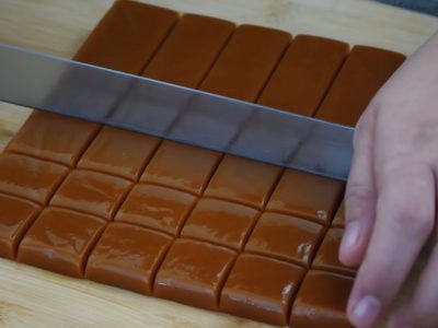 Быстрые карамельные конфеты на сковороде