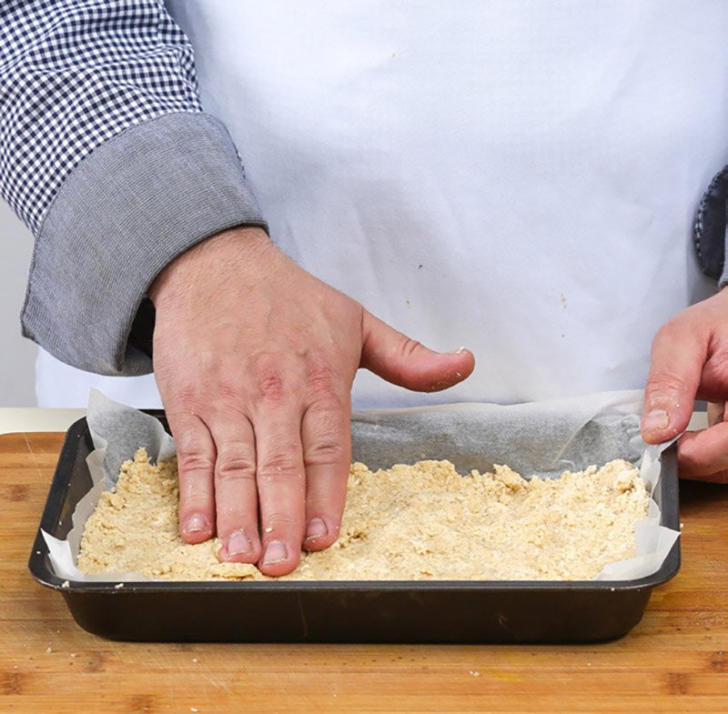 распределение крошки по дну формы для выпекания