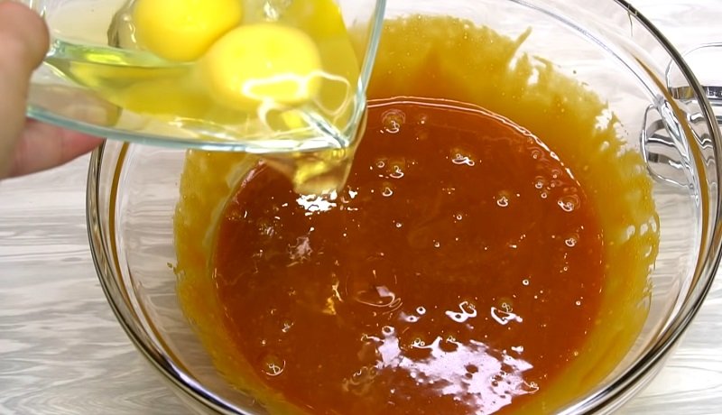 добавление яиц в тесто