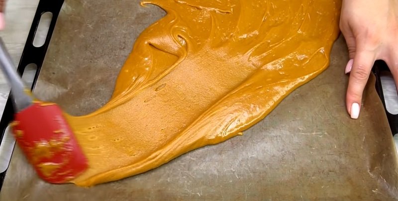 выкладка теста на противень