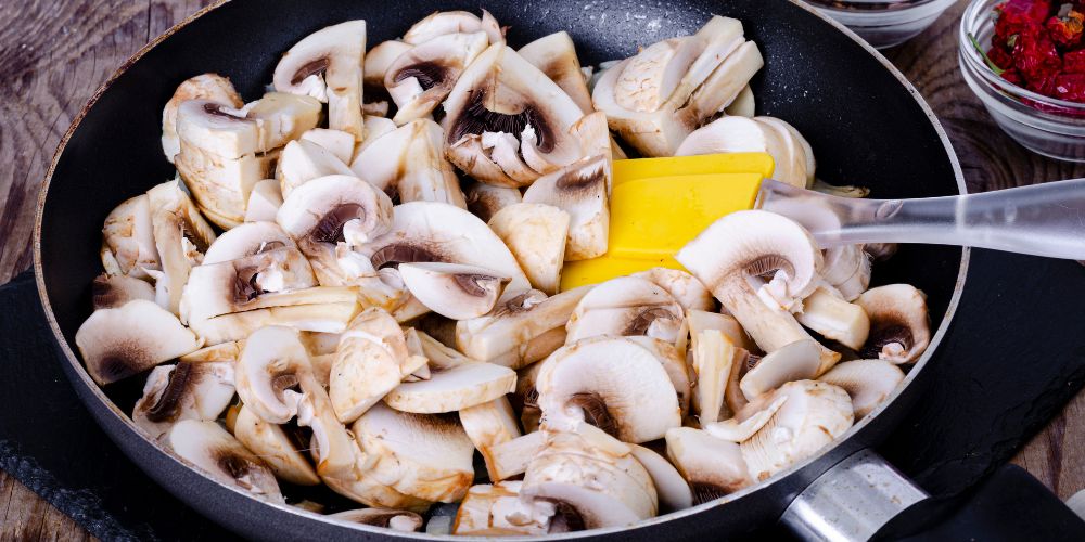 грибы на сковороде
