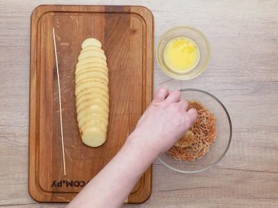 Картофель на шпажках с сыром