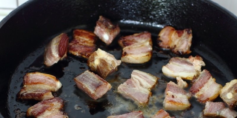 бекон на сковороде