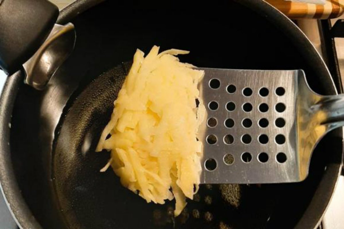 Картопля по-швейцарськи на сковороді - Це Смак