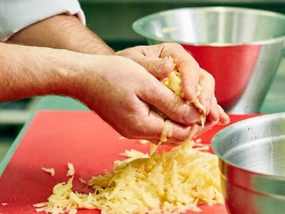 Картофель по-швейцарски на сковороде