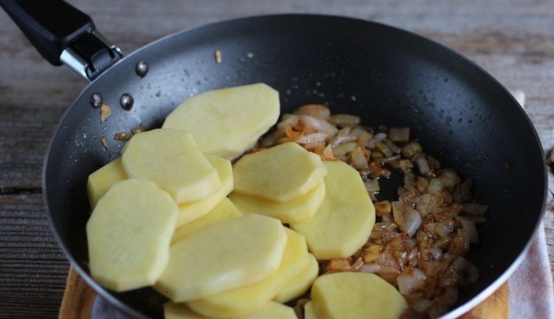 добавление картошки в сковороду