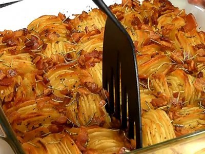 Шахматный картофель с беконом в духовке