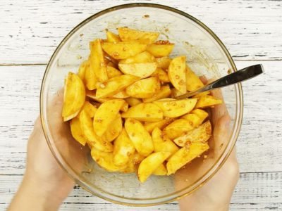 Картофель с чесночным соусом в рукаве