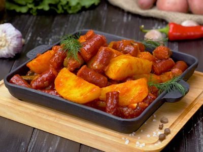 Картофель с охотничьими колбасками на сковороде