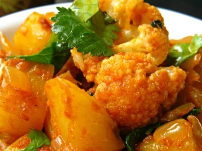 Картофель, тушенный с цветной капустой