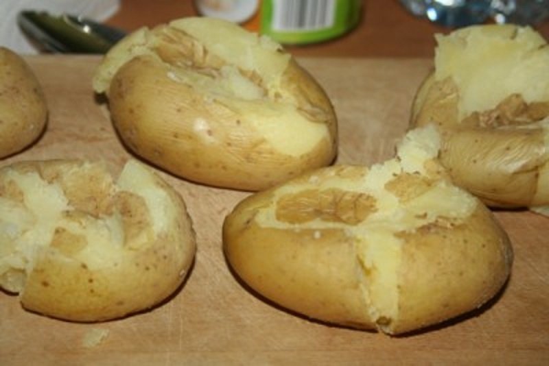 варити картоплю в мундирах