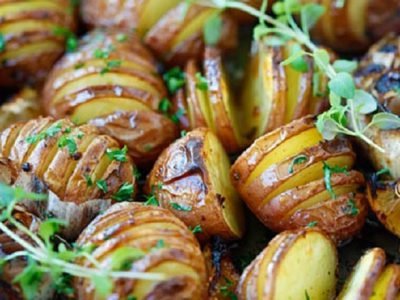 Картофель, запеченный с чесноком