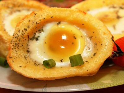 Картофель, запеченный с яйцом