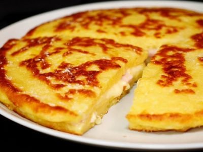 Картофельная лепешка с сыром и ветчиной на сковороде