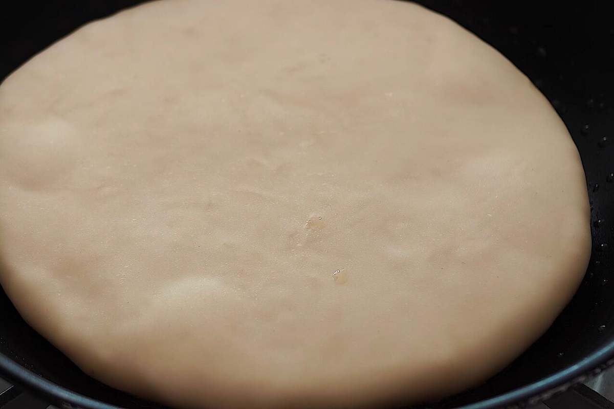 лепешка на сковороде