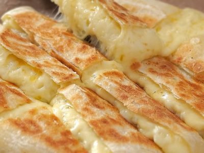 Картофельная лепешка с сыром на сковороде