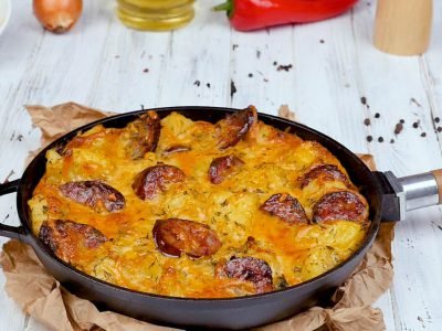 Картофельная запеканка с колбасой