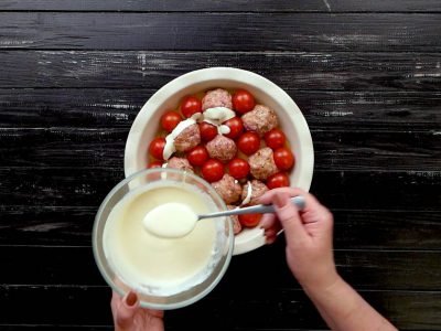 Картофельная запеканка с тефтелями и помидорами черри