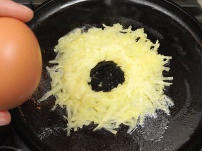 Картофельные драники с яйцом