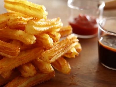 Золотистые картофельные пончики «Чуррос» на сковороде