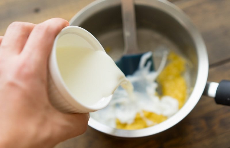 мука со сливочным маслом и молоком фото