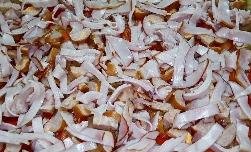 нарезка ветчины в пирог