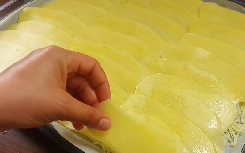 выкладка картошки на противень