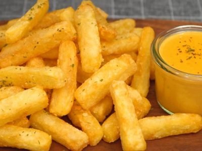 Картошка фри с сырным соусом