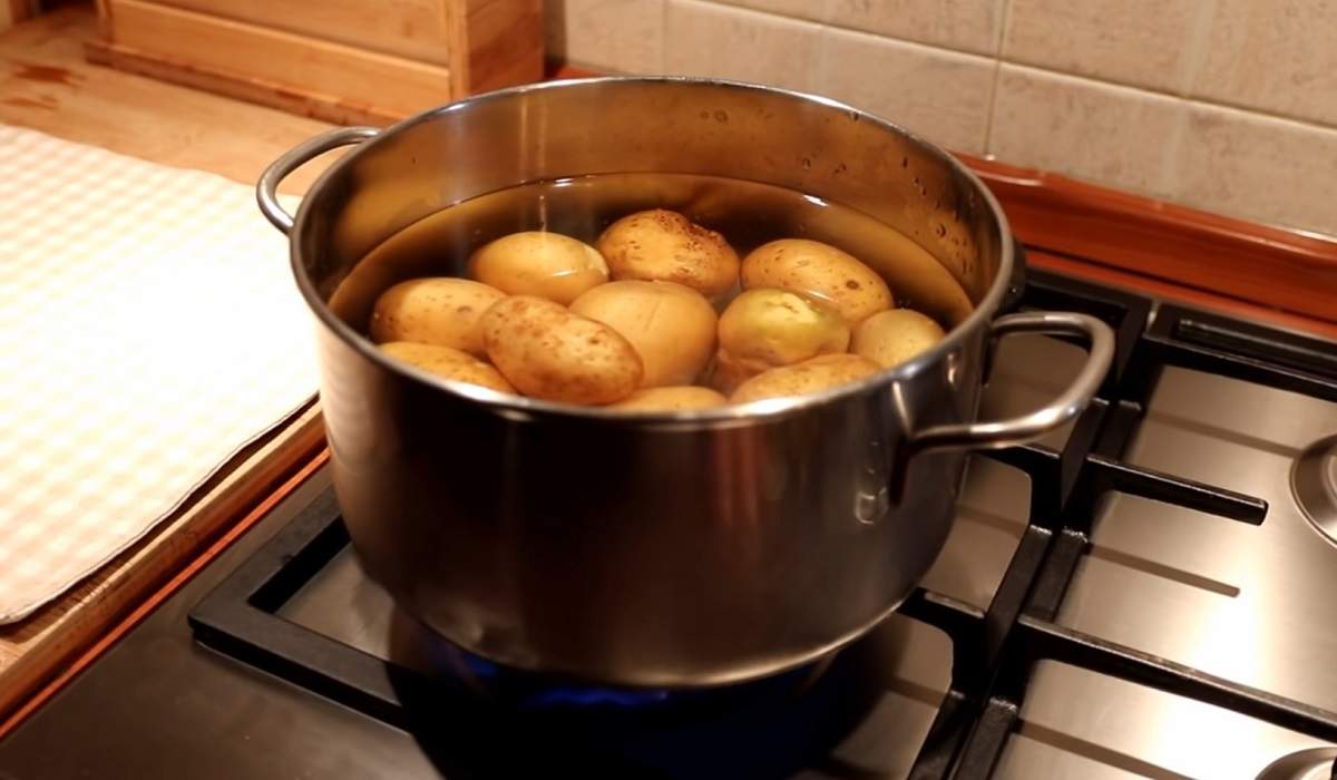 картошка в кастрюле