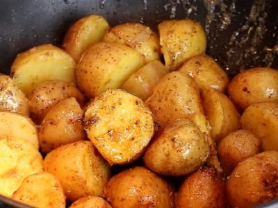 Картошка по-деревенски на сковороде