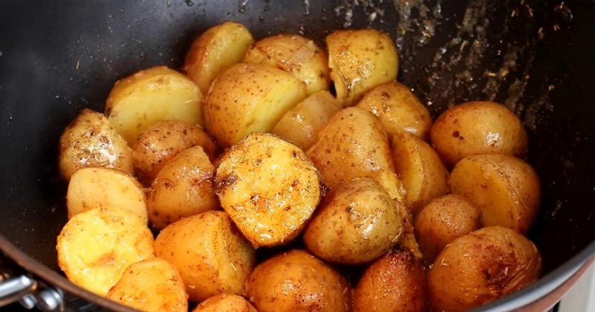 Картошка по-деревенски на сковороде