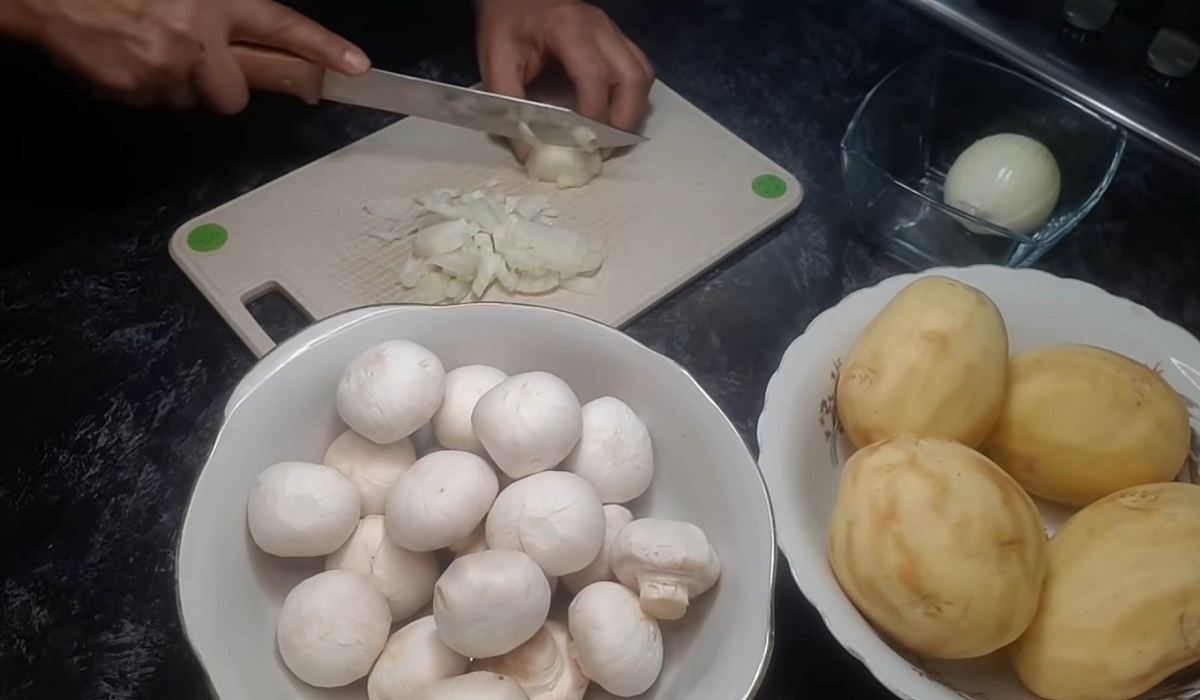 картофель, грибы, лук