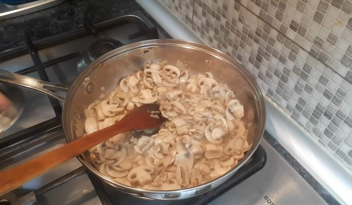 грибы с луком на сковороде