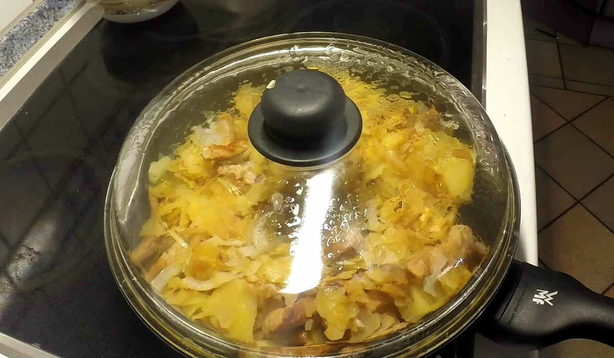 Картопля по-німецьки з м'ясом на сковороді