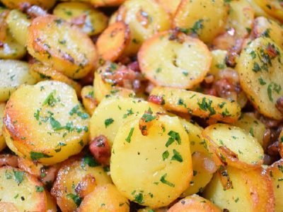 Картошка по-немецки с мясом на сковороде