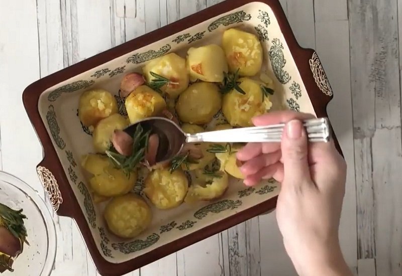 картофель с чесноком и розмарином