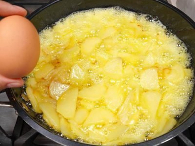 Картошка с яйцами на сковороде
