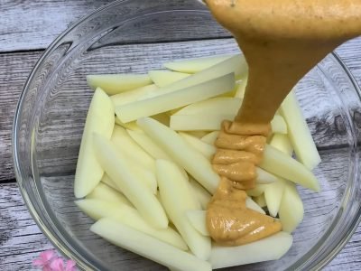 Жареная картошка в кляре со сливочно-сырным соусом