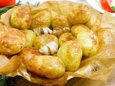 Запеченная молодая картошка в пергаменте