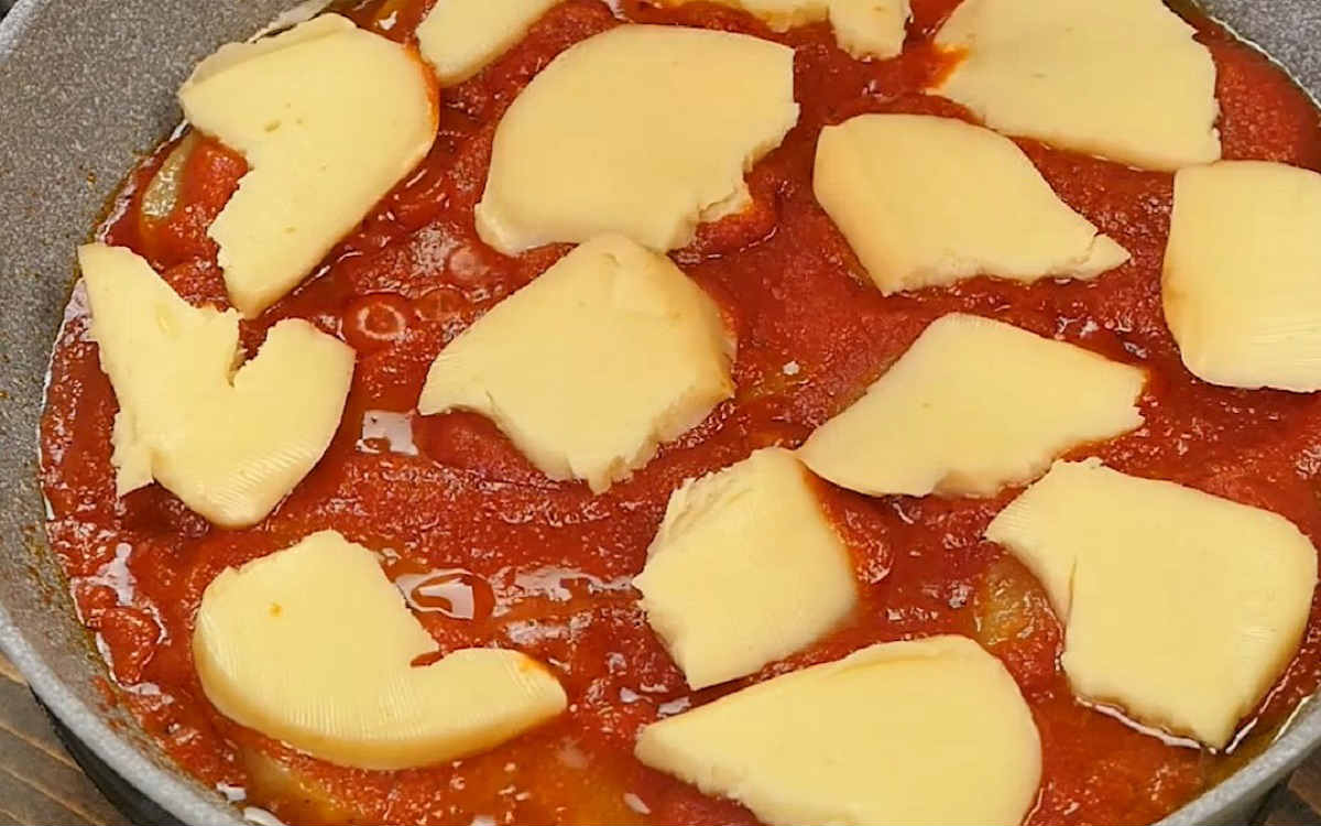 кусочки сыра на картофеле